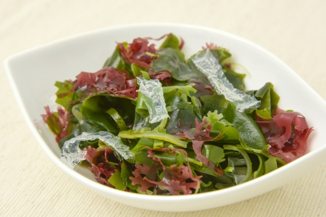 食物繊維豊富な海藻サラダのイメージ