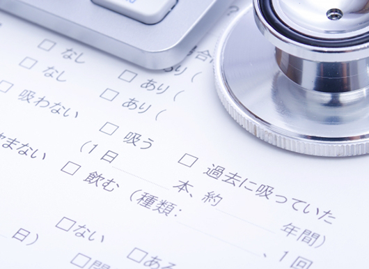 健康診断の問診票と聴診器