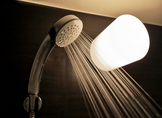 風呂場のシャワーヘッドと照明