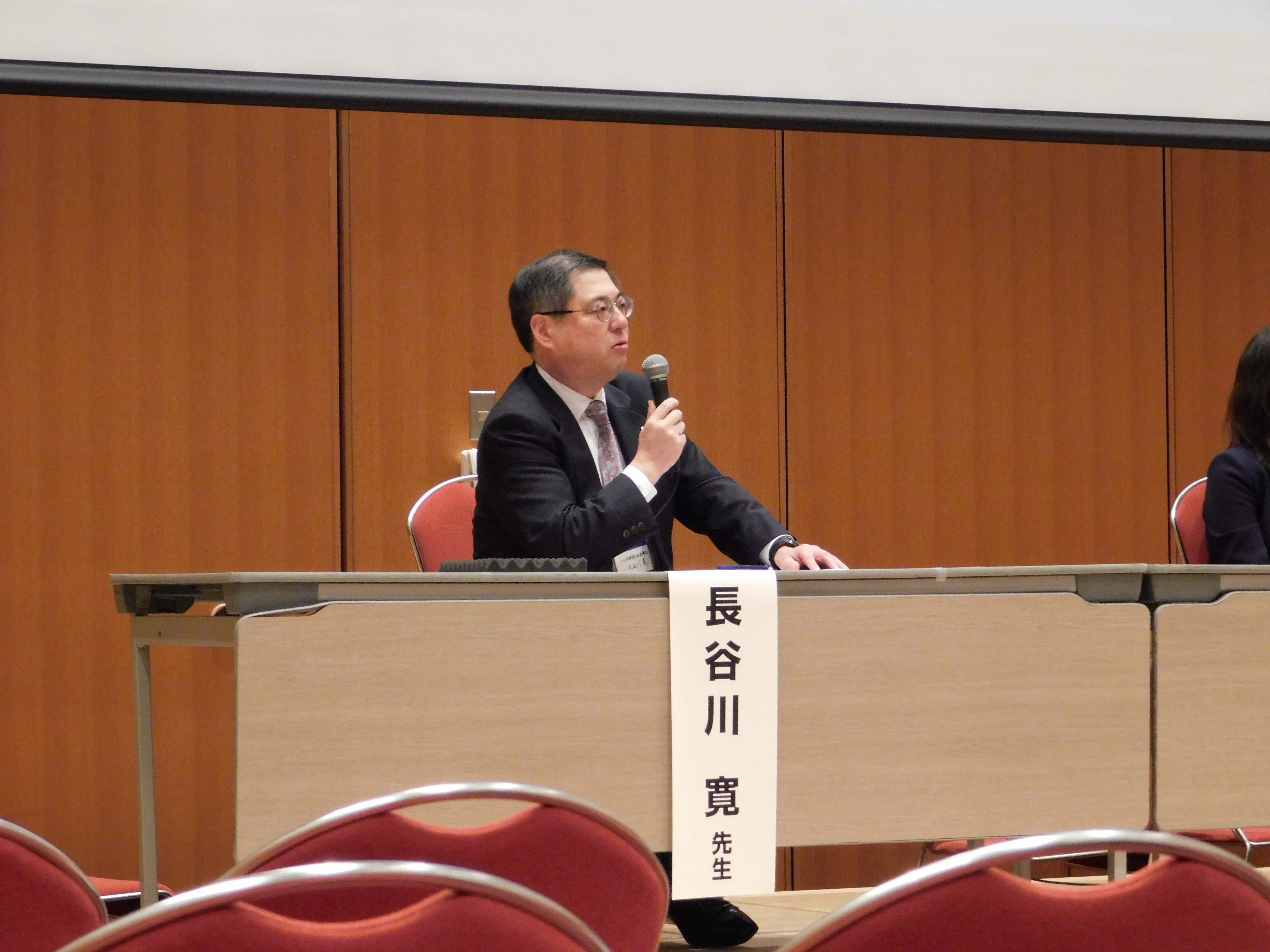 日本医療薬学会シンポジウムで発表する日本調剤・長谷川寛部長