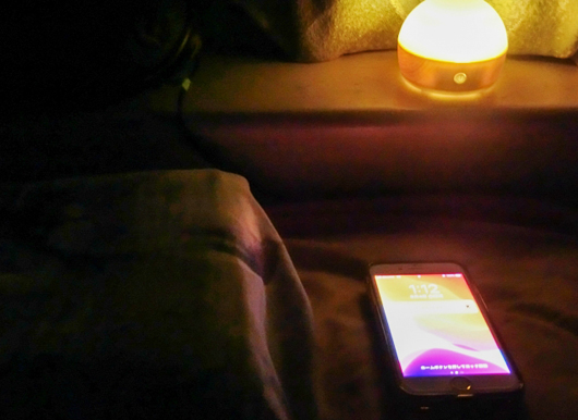 枕もとで光るスマートフォン