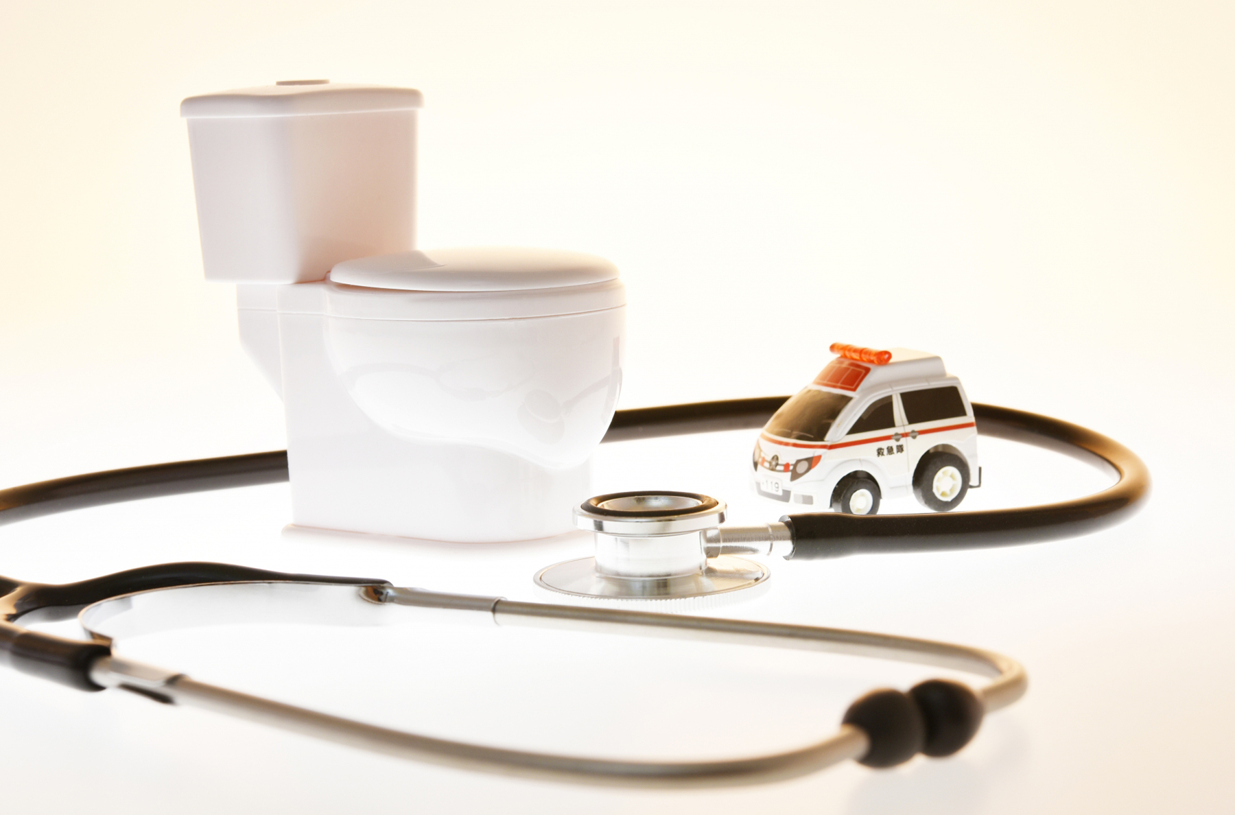 救急車とトイレの模型と聴診器