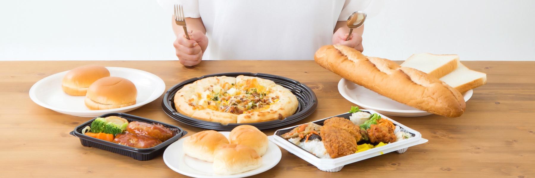 テーブルの上に出ているたくさんの料理