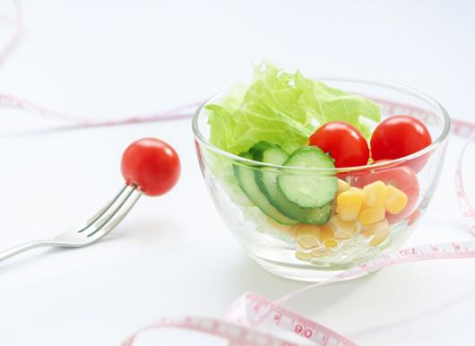 小ぶりなサラダとミニトマトを刺すフォーク