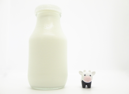 瓶の牛乳と牛のミニフィギュア