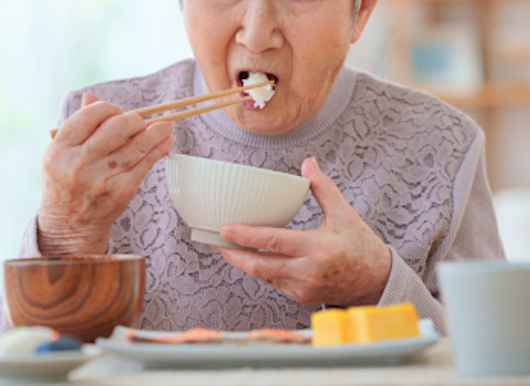 食事をする高齢女性