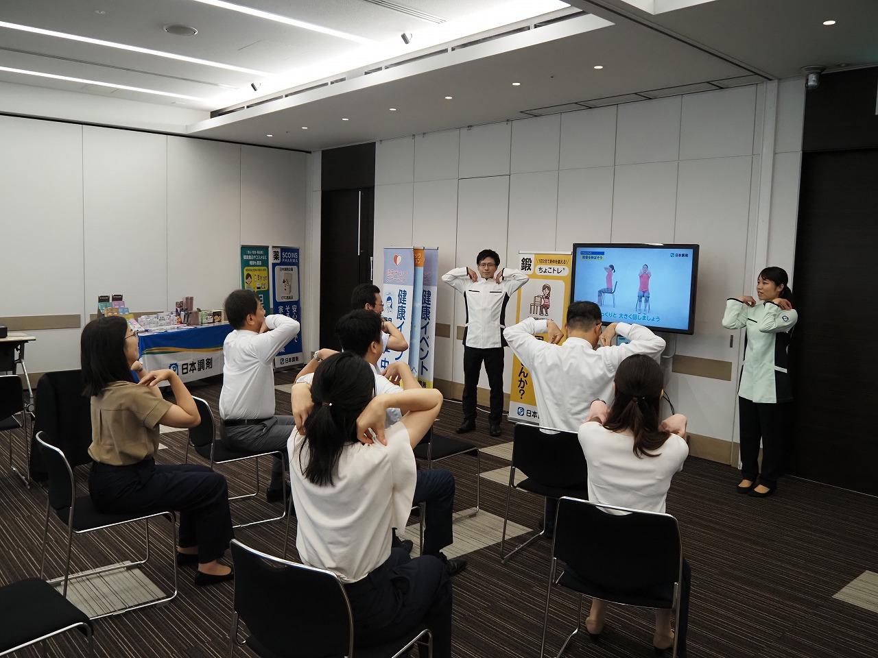 日本調剤の健康イベントで管理栄養士が体操の指導をしている写真