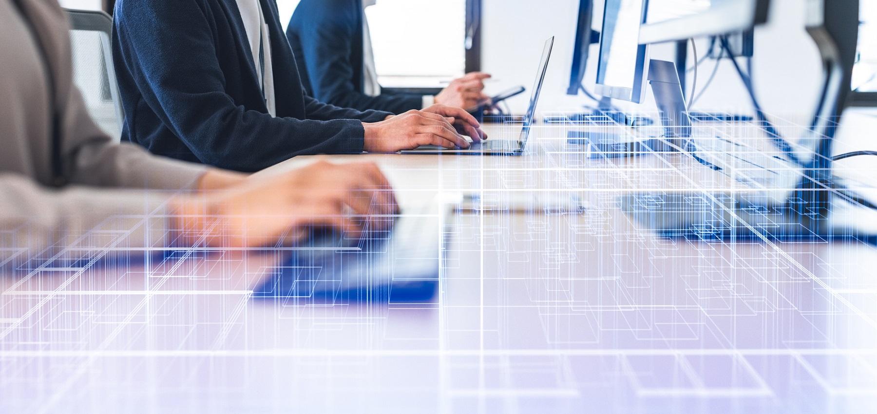 研修を受ける社員とPC