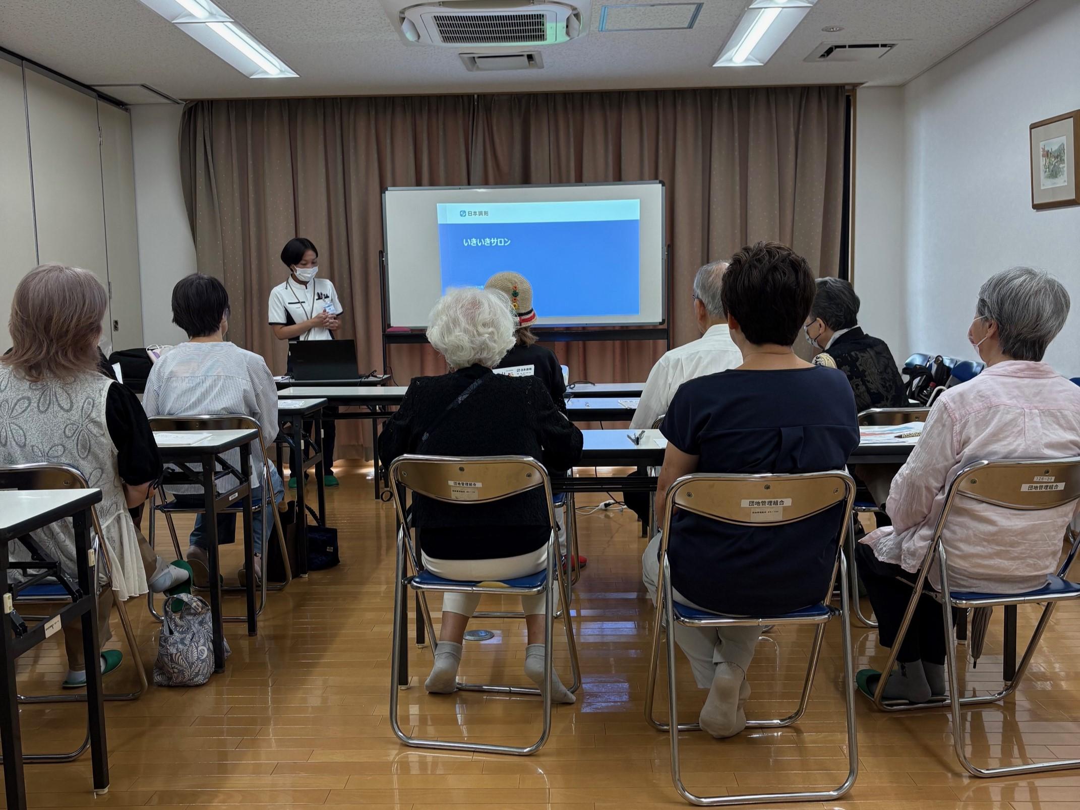 日本調剤の薬剤師がお薬セミナーを行う様子