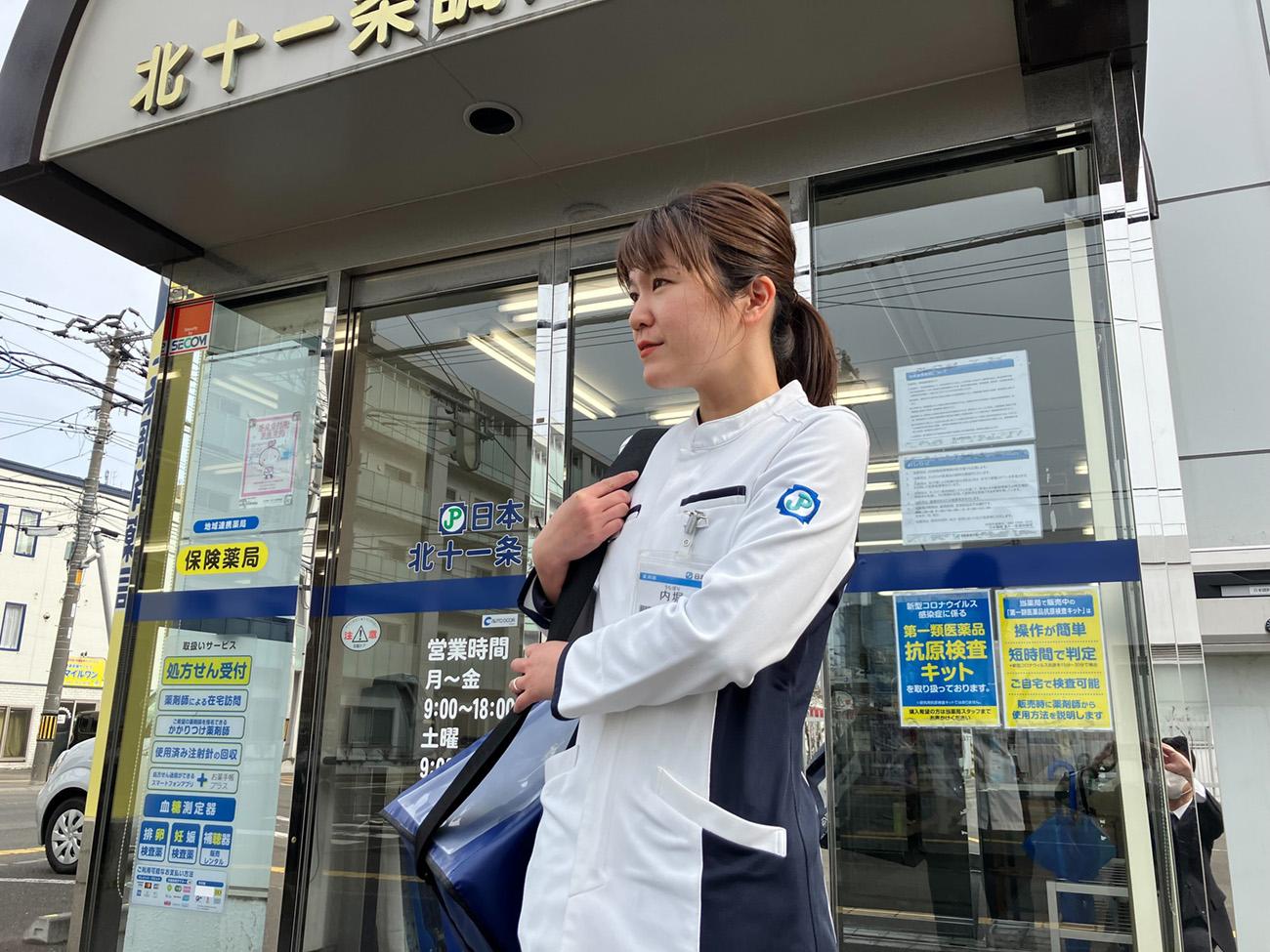 在宅訪問に向かう日本調剤の薬剤師の画像