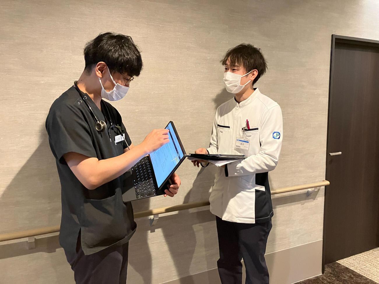 日本調剤の薬剤師が医師と話している様子