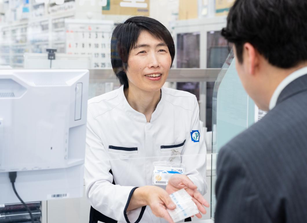 服薬指導を行う薬剤師