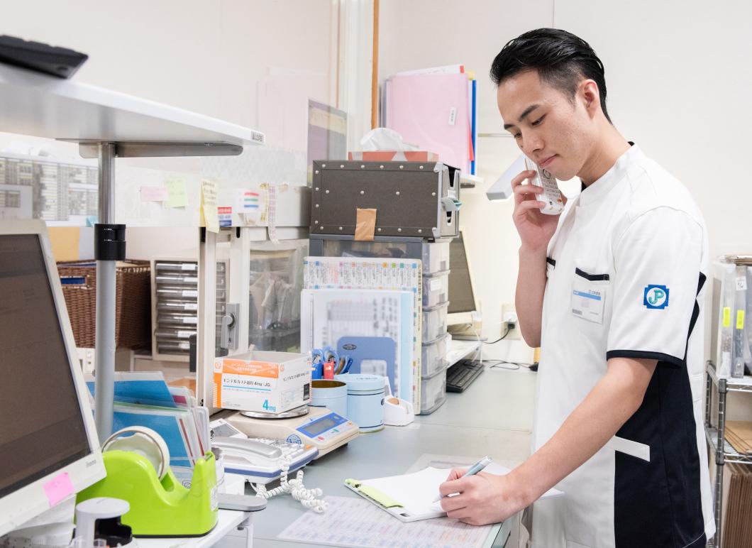 医療機関に電話をかける薬剤師